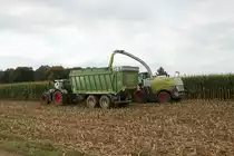 Kai Ruppel Fendt One 724 mit Fortune Abschiebewagen am 28.10.21 bei der Maisernte in der Wetterau