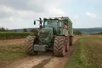 Fendt Vario 927 mit Demmler Abschiebewagen am 28.10.21 bei der Maisernte in der Wetterau