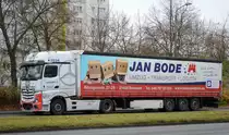 Spedition Jan Bode mit einem Sattelzug mit MB Actros 1845 Zugmaschine am 12.11.21 Berlin Marzahn.