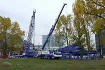 Liebherr Mobilbaukran/Autokran von ''MaxiKraft'' - Kran- und Schwerlastlogistik. Berlin, Ostbahnhof im November 2021.