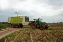 Fendt Vario 724 mit Claas Cargos 9500 Ladewagen am 31.10.21 bei der Maisernte in der Wetterau
