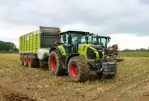 LU Norbert Mäser Claas Axion 860 mit Claas Cargos 9500 am 31.10.21 bei der Maisernte in der Wetterau