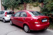 Rückansicht: Chevrolet Kalos aus ca 2005 (Farbe: vermutlich Active Red). Foto: November 2020.