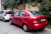 Rückansicht: Chevrolet Kalos aus ca 2005 (Farbe: vermutlich Active Red). Foto: November 2020.