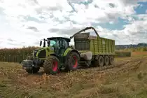 LU Norbert Mäser Claas Axion 860 mit Claas Cargos 9500 am 02.11.21 bei der Maisernte in der Wetterau