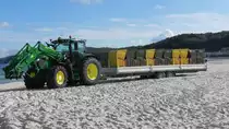 Der John Deere-Traktor 643R am Strand der Insel Rügen, der größten Insel Deutschlands, in Mecklenburg-Vorpommern, am 06.10.2021. Die Strandkorbvermieter sammeln zum Herbst ihre Strandkörbe ein, um sie über den Winter einzulagern.