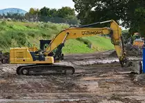 CAT-Zeppelin 330 Kettenbagger in Euskirchen  bei der Erftsanierung nach der Flut im Juli 2021. Aufnahmnedatum 17.10.2021