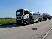 MAN TGS26.500 samt Hänger von Gmunder-Milch wirft auf der B143 seine Schatten in Richtung Milchtrocknungswerk Ried voraus; 210910