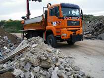 MAN TGA 18.310 mit Palfinger PKG 12001 kurz nach dem Abladevorgang von Bauschutt.