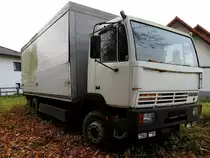 STEYR-LKW, wartet in herbstlicher Umgebung wohl vergebens auf seine  Wieder-Auferstehung ; 211119