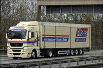 MAN TGX 18.440XLX von ALBERS Logistik ist bei Hagen-Sd in Richtung Sden unterwegs. Albers beschftigt an 3 Standorten in Deutschland ca. 165 Mitarbeiter. Der Fuhrpark besteht aus 180 Fahrzeugeinheiten. Am Hauptsitz betreibt Albers spezielle Anlagen fr die Lagerung, Verladung und den Umschlag von Bulkware. ALBERS ist Partner der chemischen Industrie und der Papierindustrie.
