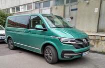 Grüner VW Multivan (Bay Leaf Green heißt die Farbe). Aufnahme: November 2020.