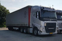 =Volvo FH 500-Sattelzug der Spedition THOMSEN aus Dänemark steht auf einem Rastplatz an der A 7, 07-2021