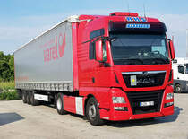 =MAN-Sattelzug von AHS steht im Juli 2021 auf dem Rasthof Fulda-Nord