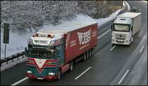 VGEL SPEZIAL No1: Am Abend des 12.02.2009 ist ein DAF XF105.460SCC  SuperSpaceCab  der VGEL Transporte bei Ldenscheid durch das verschneite Sauerland unterwegs. Kurz vor der Homertsteigung versucht ein Actros ein berhollmanver...

