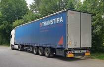 =DAF XF-Sattelzug mit einem Auflieger von TRANSTIRA rastet im Juli 2021 an der A 66