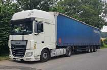 =DAF XF-Sattelzug mit einem Auflieger von TRANSTIRA rastet im Juli 2021 an der A 66