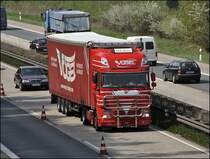 V�GEL TRANSPORTE No5: RED DEVIL: DAF XF105.460SCC  SuperSpaceCab  der V�GEL Spedition aus Bludesch/Vorlaberg. Dieser Truck besitzt eine  Bullenf�nger  und ist dem Standort Schaanwald in Lichtenstein zugeordent. 

