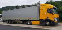 =Renault-Sattelzug steht auf einem Parkplatz an der A 66, 07-2021