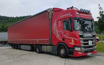 =Scania R 450-Sattelzug von UNIVERSAL steht auf einem Rastplatz an der A 66 im Juli 2021