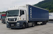 =MAN-Sattelzug steht auf einem Parkplatz an der A 66, Juli 2021