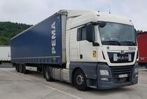 =MAN-Sattelzug steht auf einem Parkplatz an der A 66, Juli 2021