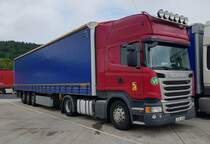 =Scania R 450-Sattelzug steht auf einem Rastplatz an der A 66 im Juli 2021