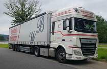 =DAF XF der Spedition WILHELM BARTELS rastet in der Nähe der A 66 im Juli 2021
