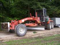 O&K-Grader von Hessen-Forst unterwegs in der Gemarkung von 36100 Petersberg-Marbach zur Waldwegebearbeitung, 29.04.09