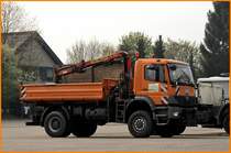 Was f�llt auf? Sieht aus wie der Atego der AM L�denscheid... �usserlich ja, innerlich siehts anders aus... Anstelle eines Reihensechszylinder mit 210 KW arbeitet in diesem Atego 1823 der SM Legden ein Motor mit 175 KW. Weil die Hauptstelle der Regionalniederlassung M�nsterland von Stra�en NRW in Coesfeld ist besitzt das Fahrzeug COE im Kennzeichen. (14.04.2009)
