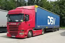 =Scania steht mit einem Auflieger von DSV auf dem Rasthof Fulda-Nord, 07-2021