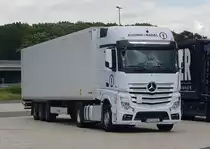=MB Actros-Sattelzug von KÜHNE&NAGEL steht auf einem Rastplatz an der A7, 07-2021