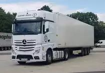 =MB Actros-Sattelzug von KÜHNE&NAGEL steht auf einem Rastplatz an der A7, 07-2021