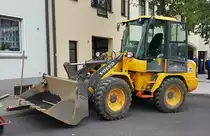 =Volvo-Radlader steht im Juli 2021 auf einer Baustelle in  Hünfeld