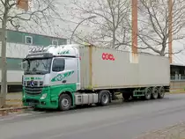 MERCEDES BENZ ACTROS  mit Mirrorcams (Kameras als Rückspiegel) und Container-Chassis im November 2021 in Berlin. 