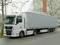 MAN TGX 18.510 Sattelzug mit  KRONE-Auflieger am 19.11.2021 in Berlin. 