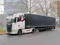 SCANIA S 580  V8 mit SCHWARZMÜLLER-Auflieger im November 2021 in Berlin.