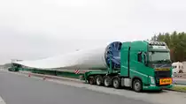 VOLVO  FH 540  Schwerlastzugmaschine mit ausgezogenem  BROSHIUS  Schwerlastaufliger und einem Windflügel auf einem Autobahn-Rastplatz im November 2021 im Land Brandenburg.