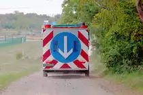 Anhänger mit Warntafel am Heck im Oktober 2021 im Land Brandenburg.