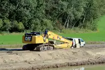 Servicearbeiten an einem Caterpillar CAT 340 F Kettenbagger im Oktober 2021 an der Havel-Oder-Wasserstrasse im Land Brandenburg. 