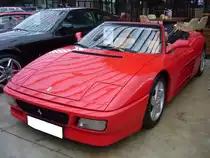 Ferrari 348 Spider. Das Auto basierte auf der bereits 1989 vorgestellten Modellreihe 348TB und 348TS. Im Jahr 1993 erfolgten leichte Modifizierungen und das Cabriolet nannte sich ab da 348 Spider. Bis zum Produktionsende im Jahr 1995 verließen 1146 Fahrzeuge dieses Typs die Werkshallen. Der als Mittelmotor verbaute V8-Motor hat einen Hubraum von 3405 cm³ und leistet 320 PS. Die Höchstgeschwindigkeit wurde seinerzeit mit 275 km/h angegeben. Classic Remise Düsseldorf am 16.12.2021.