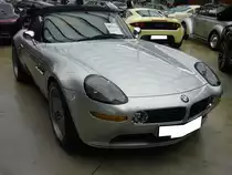 BMW Z8, gebaut von 2000 bis 2003. Vom Z8 (Modellreihe E52), dessen Optik an den legendären BMW 507 aus den 1950´er Jahren angelehnt ist, wurden genau 5.703 Exemplare produziert. Der V8-Motor hat einen Hubraum von 4.941 cm³ und eine Leistung von 400 PS. Damit erreicht dieser Roadster eine Höchstgeschwindigkeit von 250 km/h. Der gezeigte Z8 im Farbton titansilber stammt aus dem letzten Modelljahr 2003. Classic Remise Düsseldorf am 16.12.2021