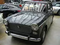 Fiat 1100D, wie er von 1962 bis 1966 vom Band lief. Der  Nuova Millecento  wurde bereits 1953 vorgestellt und in etlichen Serien permanent modifiziert. Im April 1962 schickten die Turiner den 1100D ins Rennen. Das D steht hier aber nicht für Diesel, sondern für DERIVAZIONE (Ableitung), da die Karosserie nach einem umfangreichen  Facelifting  auch motorentechnisch aufgerüstet wurde. Für den deutschen und Benelux-Markt wurden die Fahrzeuge (nur die Limousinen) bei NSU-Fiat in Heilbronn montiert. Der Vierzylinderreihenmotor hatte nun einen Hubraum von 1221 cm³ und leistete nun 50 PS. Classic Remise Düsseldorf am 16.12.2021.