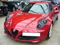 Alfa Romeo 4C Coupe. Der Wagen wurde 2011 vorgestellt und kann seit 2013 als Coupe oder Cabriolet bestellt werden. Die Herstellung des Fahrzeuges erfolgt bei der Konzernschwester Maserati. Der Vierzylinderreihenmotor mit 16 Ventiltechnik und Abgasturbolader hat einen Hubraum von 1742 cm³ und leistet 240 PS. Die Höchstgeschwindigkeit gab man in Milano mit 258 km/h an. Classic Remise Düsseldorf am 16.12.2021.