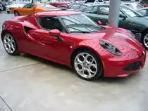 Profilansicht eines Alfa Romeo 4C Coupe. Classic Remise Düsseldorf am 16.12.2021.