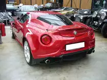 Heckansicht eines Alfa Romeo 4C Coupe. Classic Remise Düsseldorf am 16.12.2021.