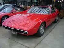 Maserati Ghibli 4.9 SS Coupe, gebaut von 1966 bis 1973. Der Ghibli ist nach einem Wüstenwind in der Sahara benannt. Das Sportcoupe konnte wahlweise mit zwei verschiedenen V8-Motoren bestellt werden: 4.7l Hubraum mit einer Leistung von 310 PS oder 4930 cm³ Hubraum mit einer Leistung von 335 PS. Die Höchstgeschwindigkeiten lagen bei 280 km/h bzw. 290 km/h. Es wurden 1.124 Coupe- und 125 Ghibli Cabriolets produziert. Classic Remise Düsseldorf am 16.12.2021.
