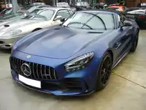 Mercedes Benz AMG GT/R Roadster aus dem Jahr 2019. Der gezeigte AMG GT/R Roadster wurde im November 2019 an seinen Erstbesitzer ausgeliefert. Dieser ließ sich sein  Spielzeug  genau € 231.286,62 kosten. Er bestellte sich seinen Roadster in der auffälligen Sonderfarbe Designo Brilliantblau Magno. Der V8-Motor hat einen Hubraum von 3982 cm³ und leistet 585 PS. Die Höchstgeschwindigkeit wird mit 312 km/h angegeben. Classic Remise Düsseldorf am 16.12.2021.