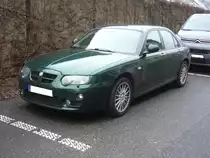 MG ZT 190. Die in den Jahren von 2001 bis 2005 produzierte MG ZT-Baureihe war nichts anderes als eine sportliche Version des Rover 75. Angetrieben wird die sportliche Limousine (war aber auch als Kombimodell lieferbar) von einem V6-Motor aus dem Hause Rover. Dieser Motor hat einen Hubraum von 2497 cm³ und leistet 190 PS. Die Höchstgeschwindigkeit wurde mit 225 km/h angegeben. Besucherparkplatz der Düsseldorfer Classic Remise am 16.12.2021.