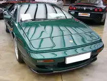 Lotus Esprit GT3. Der Lotus Esprit wurde von 1976 bis 2003 in vier Serien gebaut. Hier konnte ich einen Esprit der Series GT3 ablichten. Diese Version wurde nur von 1996 bis 1999 produziert. Der als Mittelmotor verbaute Vierzylinderreihenmotor hat einen Hubraum von 1973 cm³ und leistet im GT3 243 PS. Die Höchstgeschwindigkeit liegt bei ca. 260 km/h. Classic Remise Düsseldorf am 16.12.2021.